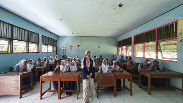 (Foto Kegiatan Edukasi Dunia Internasional di SMP N 2 Tirto) Sumber: Dokumentasi KKN Tim 1 UNDIP Desa Sidorejo