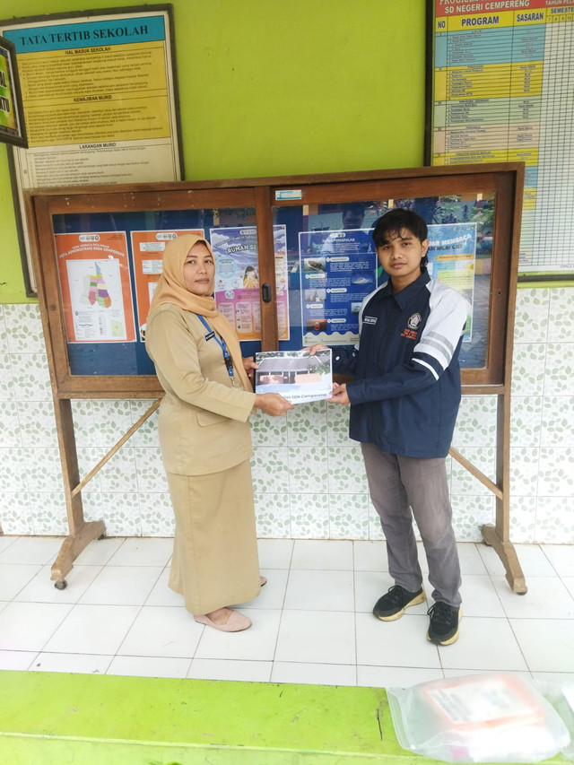 Penyerahan 3D dan Gambar kerja Redesain Toilet SDN Cempereng oleh Fakhri Ryan Ghiffari (Teknik Infrastruktur Sipil dan Perancangan Arsitektur/Sekolah Vokasi). Sumber : Dokumentasi Pribadi KKN TIM 1 UNDIP