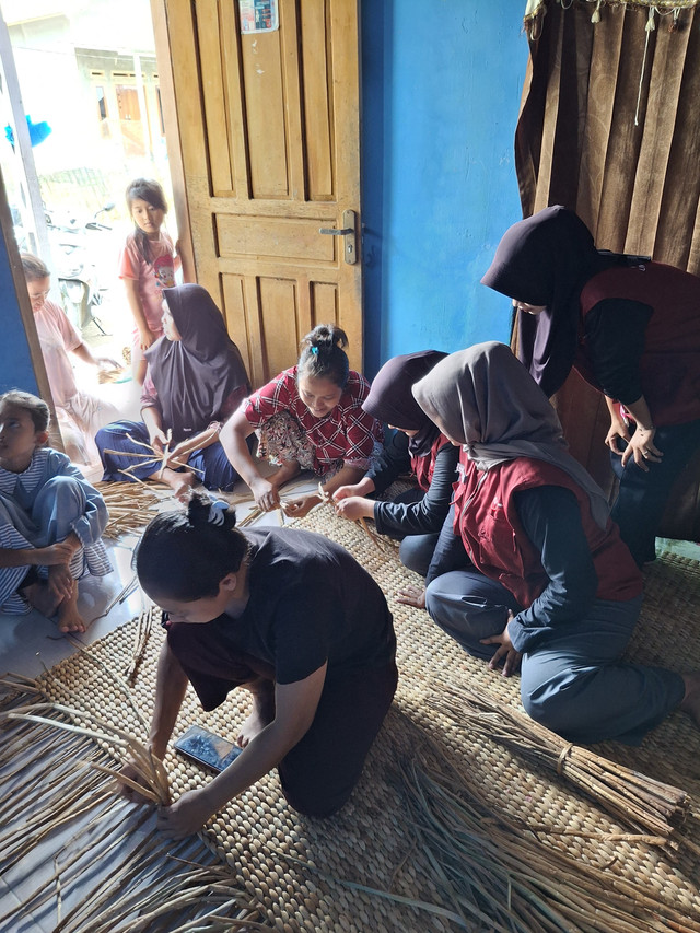 Pemberdayaan Warga Desa Bringkeng: Anyaman Eceng gondok Sebagai Potensi Ekonomi