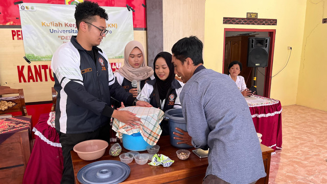 Mahasiswa KKN UNDIP, Fabrina Dwi Zahra melangsungkan kegiatan demonstrasi pembuatan pestisida organik di Balai Desa Panekan, Kecamatan Eromoko, Kabupaten Wonogiri