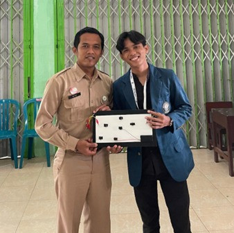 Foto Bersama Guru Pengampu Kelas V dan VI SD Negeri 1 Tempurharjo Dengan Muhammad Fahrurrozy Indriawan (Sumber: Dokumentasi KKN Tim 1 UNDIP Desa Tempurharjo)