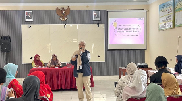 Sesi penjelasan manajemen dapur oleh program yang digagas oleh Dhea Amelia Putri