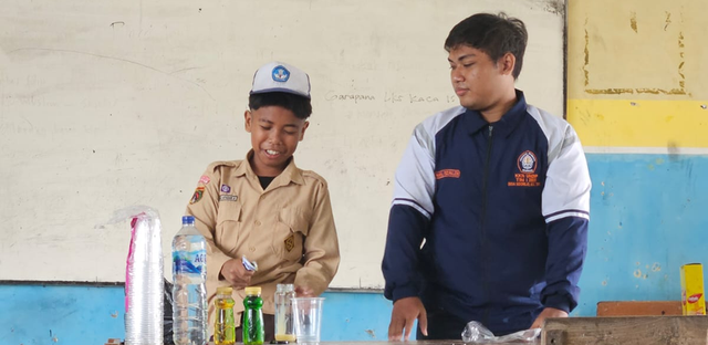 Kegiatan Fun Experiment Fisika dengan Siswa SMPN 2 Tirto, Desa Sidorejo, Kecamatan Tirto, Kabupaten Pekalongan  pada Sabtu, (25/01/2025) (Foto: Dokumentasi KKN)