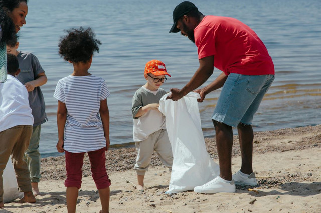 Ilustrasi etika lingkungan dimulai dari hal sederhana, misalnya mengumpulkan sampah di pantai, sumber: Pexels.