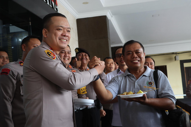 Kapolres Tulungagung Beri Surprise Tumpeng HPN ke-79 Pada Teman Teman Jurnalis