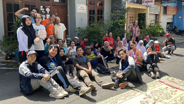 Foto bersama setelah kegiatan senam lansia bersama di Kelurahan Kampung baru, Kecamatan Pasar Kliwon, Kota Surakarta.