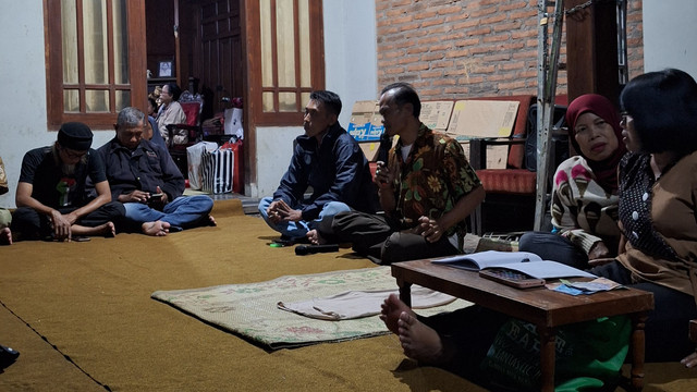 Foto kegiatan perkumpulan warga di RT 04 RW 03 Kelurahan Kampung Baru, Kecamatan Pasar Kliwon, Kota Surakarta