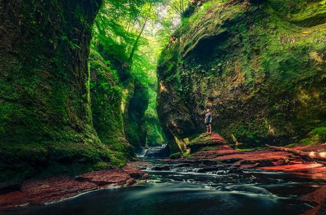 Green Canyon Pangandaran. Foto hanyalah ilustrasi, bukan tempat yang sebenarnya. Sumber: Unsplash/Arnaud Mariat