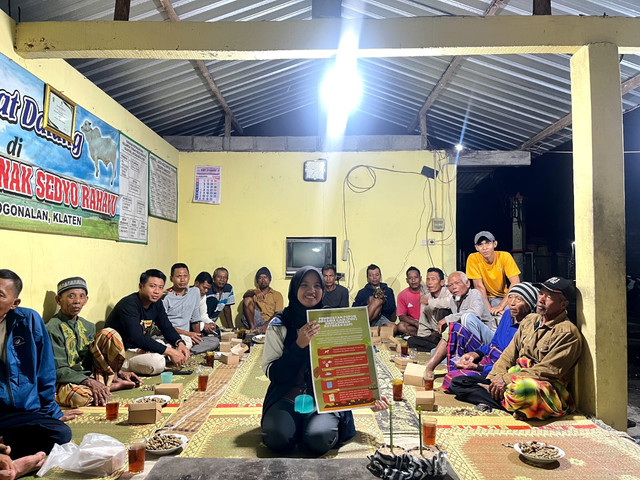 Mahasiswa KKN Undip Tim I 2025 Melaksanakan Pelatihan Pembuatan Pupuk Organik Cair bersama Anggota Kelompok Ternak Desa Granting (Sumber: Dokumentasi Pribadi KKN Tim I Undip Desa Granting