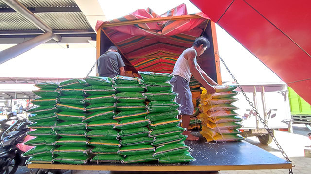 Beras SPHP yang didistribusikan Bulog ke pedagang di pasar tradisional. (foto: dokumen)