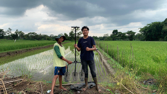 Foto Bersama Bapak Ketua Kelompok Tani Sidomakmur untuk pemberian alat sosrok padi (sumber: dokumentasi sendiri)