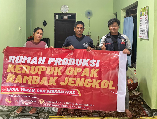 Dokumentasi Penyerahan Banner Pada Rumah Produksi Kerupuk Opak Rambak Jengkol di Desa Kadilajo