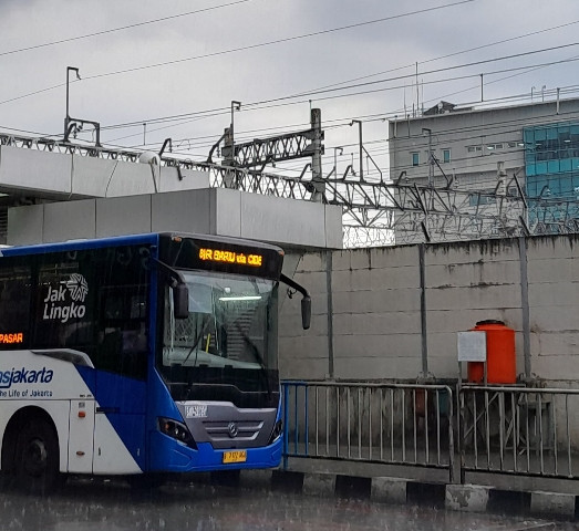 Transjakarta yang terkena hujan di Lebak Bulus. FOTO: PRIBADI