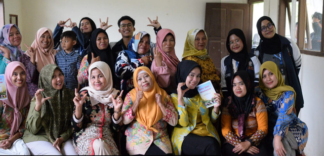 Foto Annisa (FKM), Ihsan (FEB), Namira (FK), dan Agata (FIB) bersama dengan Ibu-ibu Kader Desa Pengarengan di Gedung PKD. (25/01/2025) 