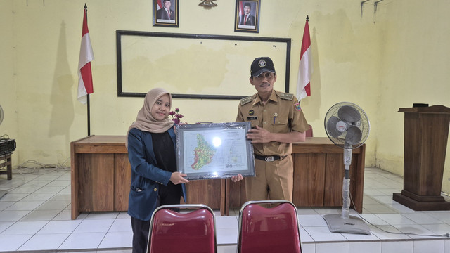 Penyerahan Peta Topografi Desa Jatisari oleh Mahasiswa KKN UNDIP