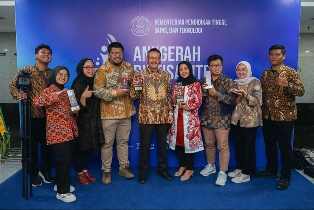 Universitas Negeri Surabaya (UNESA) melalui Direktorat Humas dan Informasi Publik terus menorehkan prestasi membanggakan di level nasional, salah satunya konsisten meraih penghargaan prestisius pada Anugerah Humas Dikti atau Anugerah Diktisaintek (sekarang) secara berturut-turut, sejak debutnya pada 2020.