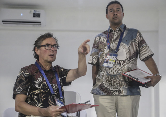 Asisten Pelatih Timnas Indonesia Alex Pastoor (kiri) dan Denny Landzaat (kanan) menyaksikan laga BRI Liga 1 antara Malut United melawan Borneo FC Samarinda di Stadion Gelora Kie Raha Ternate, Maluku Utara, Senin (10/2/2025). Foto: Andri Saputra/ANTARA FOTO