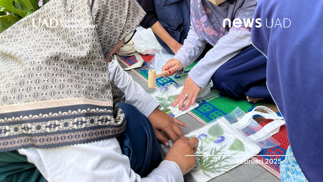 Pelatihan pembuatan ecoprint bersama Ibu-Ibu PKK Dusun Tegallayang 9 (Dok. Alnanda)