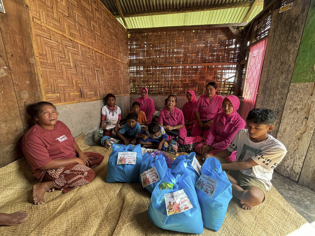 Kapolres Manggarai Timur AKBP Suryanto saat memberikan bantuan ke rumah Marta, tersangka pembunuhan terhadap suaminya. Foto: Dok. Istimewa