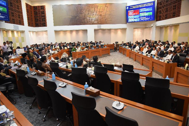 Badan Anggaran DPR RI melaksanakan Rapat Kerja dengan beberapa Menko. Foto: DPR RI