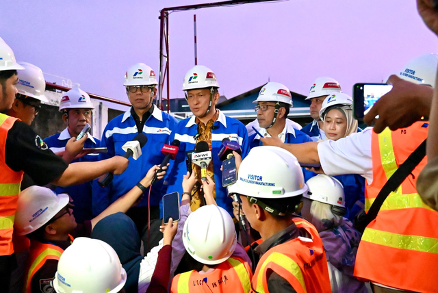 Ketua Komisi XII DPR RI Bambang Patijaya (ketiga dari kiri) pada peninjauan LPG 3 kg di Stasiun Pengisian dan Pengangkutan Bulk Elpiji (SPPBE) PT Sodikun, Jakarta Barat, Senin, (10/2/2025). Foto: Dok. Pertamina