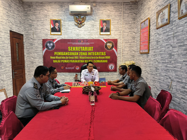 Kepala Bapas Kelas I Semarang memberikan pengarahan kepada PPNPN