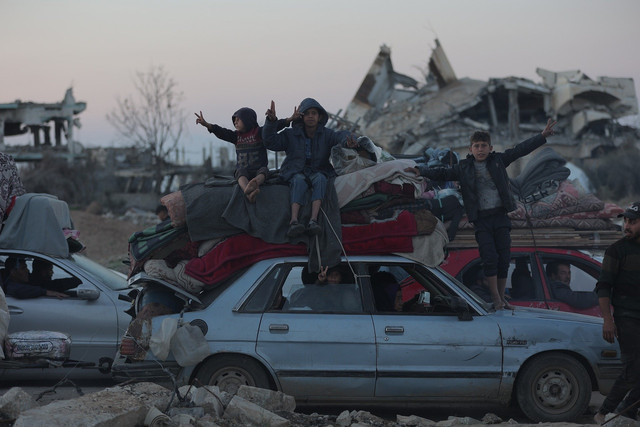 Warga Gaza kembali ke tanah air mereka (7/02/2025), setelah gencatan senjata yang diumumkan pada 30 Januari 2025. Perjalanan pulang ini mencerminkan keteguhan mereka dalam mempertahankan hak atas tanah kelahiran mereka. Foto: Hosny Salah/Pixabay.