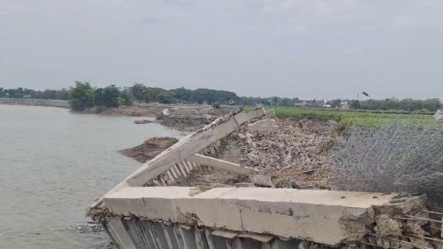 Kondisi pelindung tebing Sungai Bengawan Solo di Kecamatan Baureno, Kabupaten Bojonegoro, Jawa Timur yang ambles. (Aset: Istimewa)