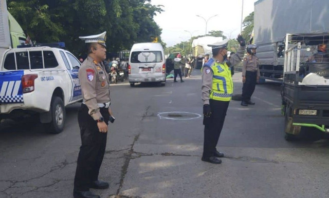 Polisi saat mendatangi lokasi kecelakaan yang menimpa pasutri di Semarang.  Foto: Istimewa