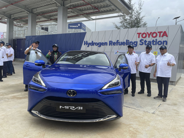 PT Toyota Indonesia Motor Manufacturing (TMMIN) bersama dengan Direktur Jenderal EBTKE-KESDM, Eniya Listiani Dewi meresmikan fasilitas Hydrogen Refueling System (HRS) di Karawang, Jawa Barat, Selasa (11/2/2025). Foto: Sena Pratama/kumparan