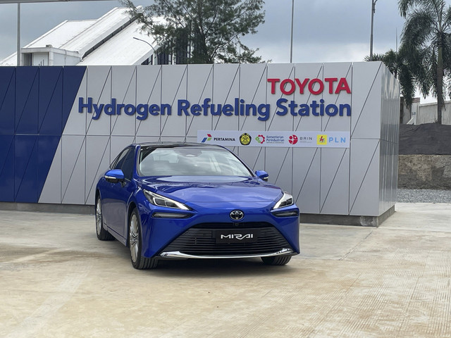 PT Toyota Indonesia Motor Manufacturing (TMMIN) bersama dengan Direktur Jenderal EBTKE-KESDM, Eniya Listiani Dewi meresmikan fasilitas Hydrogen Refueling System (HRS) di Karawang, Jawa Barat, Selasa (11/2/2025). Foto: Sena Pratama/kumparan