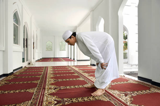 Ilustrasi sedang sholat Nisfu Syaban. Foto: Unsplash