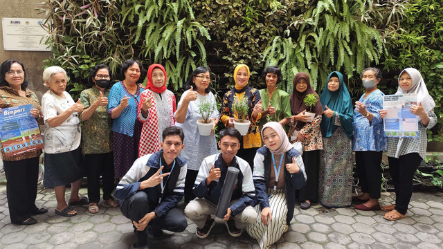 Foto Bersama Kelompok Wanita Tani (KWT) Pasca Edukasi Materi Lubang Resapan Biopori (Sumber: Dokumen Pribadi)