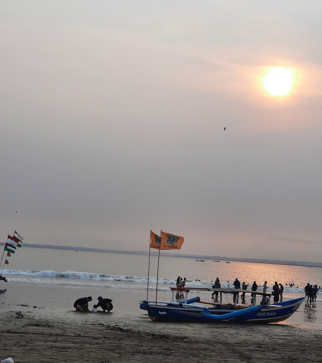 Sunset di Pantai Barat Pangandaran (Foto: Nur Maziyya)