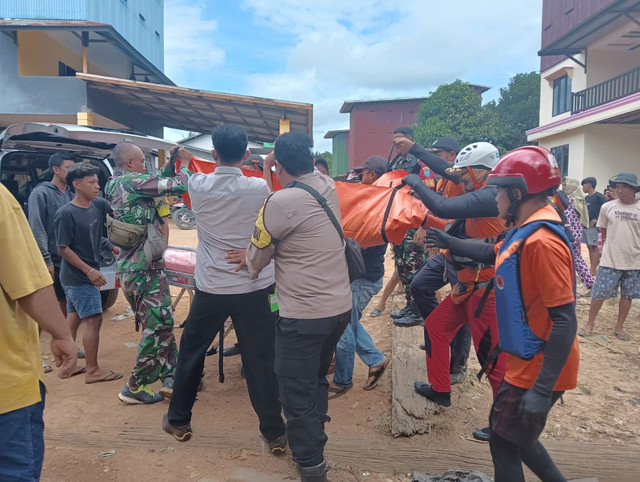 Korban saat dievakuasi oleh petugas. Foto: Dok. Polres Ketapang