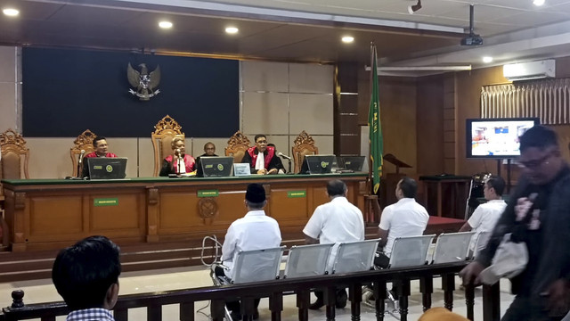 Eks anggota DPRD Kota Bandung Riantono, Achmad Nugraha, Ferry Cahyadi serta Yudi Cahyadi jalani perdana kasus dugaan korupsi proyek Bandung Smart City di Pengadilan Negeri (PN) Bandung, Selasa (11/2/2025).  Foto: Robby Bouceu/kumparan