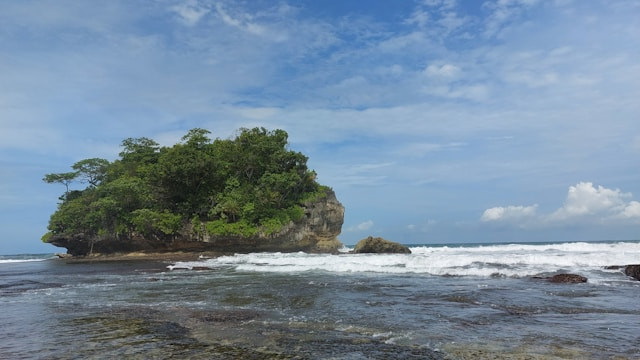 Pantai Madasari. Foto adalah Pantai Madasari. Sumber: Unsplash/Rakha Aditya Nugraha