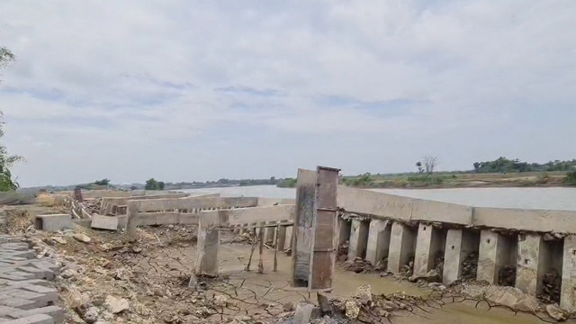 Kondisi pelindung tebing Sungai Bengawan Solo di Kecamatan Baureno, Kabupaten Bojonegoro, Jawa Timur yang ambles. (Aset: Istimewa)