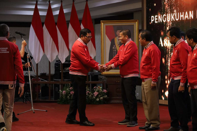 Rektor Universitas Diponegoro, Prof. Dr. Suharnomo, S.E., M.Si., terpilih sebagai Ketua Umum Asosiasi Tenis Profesor Indonesia (ATPI) periode 2025-2029. Pelantikan Pengurus Besar ATPI ini dilaksanakan dalam acara Gala Dinner di Gradhika Bhakti Praja, Jumat (7/2/2025) dan dihadiri 96 profesor dari 36 perguruan tinggi di Indonesia.