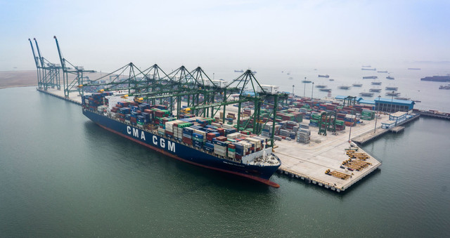 Kegiatan operasional New Priok Container Terminal One (NPCT1), Jakarta. Foto: Dok. Pelindo