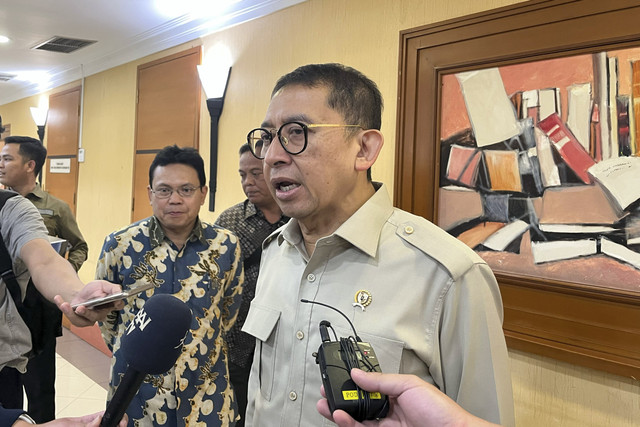 Menteri Kebudayaan Fadli Zon menjawab pertanyaan wartawan di Gedung A Kemendikbudristek, Jakarta Pusat, Selasa (11/2/2025). Foto: Alya Zahra/kumparan 