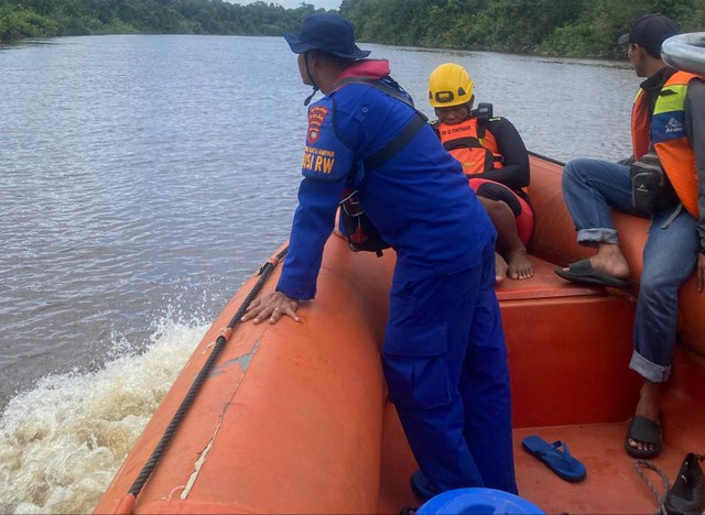 Tim SAR gabungan saat melakukan pencarian korban. Foto: Dok. Polres Kubu Raya