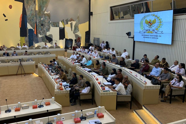 Rapat dengar pendapat (RDP) warga Tambun, Bekasi dengan Komisi II DPR di Kompleks Parlemen Senayan, Jakarta, Selasa (11/2/2025). Foto: Luthfi Humam/kumparan