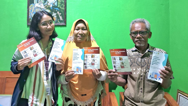 Foto kegiatan penyerahan desain katalog menu dan leaflet panduan jasa ekspedisi pada UMKM Criping Ketan Tradisional, Jumat (31/01/2025). Foto: Nandini Kamahayanikan