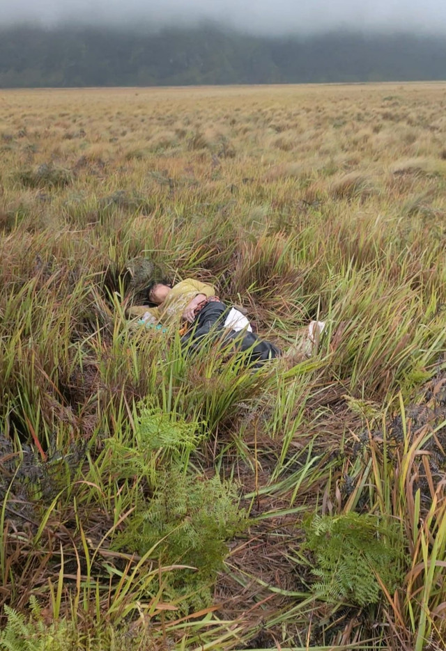 Seorang wanita ditemukan tergeletak di kawasan Gunung Bromo, Jawa Timur, pada Selasa (11/2/2025). Foto: Dok. BB TNBTS