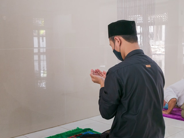 Mengapa Kita Perlu Berikhtiar dan Berdoa dengan Sungguh-sungguh. Foto Hanya Ilustrasi. Sumber Foto: Unsplash.com/Masjid Pogung Dalangan