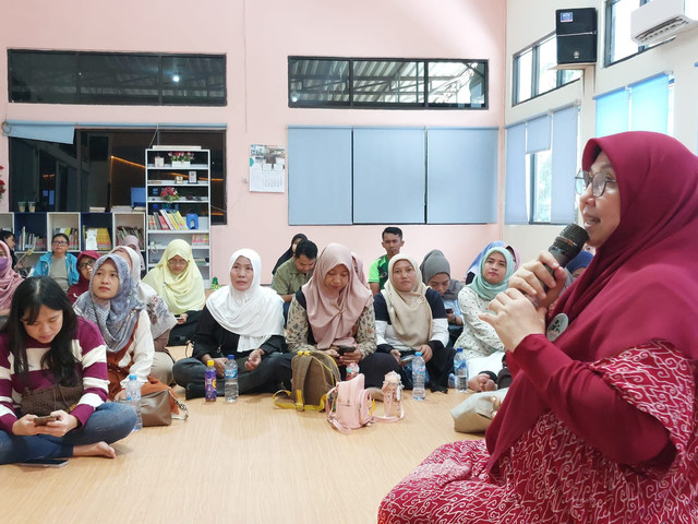 Ketua komunitas Read Aloud Jawa Timur, Inge Ariani Safitri (kerudung merah). 