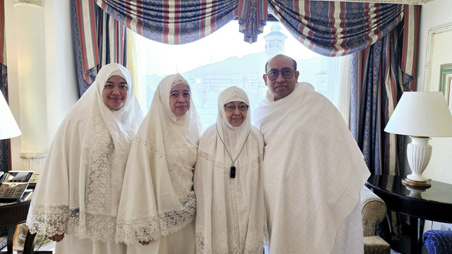 Megawati (ketiga dari kiri) umrah bersama Puan, Rizki Pratama, dan Pinka. Foto: Istimewa