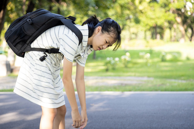 Membawa tas ransel yang terlalu berat dapat menimbulkan masalah kesehatan. (Sumber: Freepik.com)