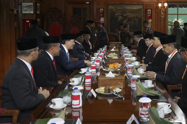 Menhan Sjafrie melantik sejumlah stafsus hingga asisten khsusus di Kemhan, Jakpus, Selasa (11/2/2025). Foto: Dok. Kemhan RI